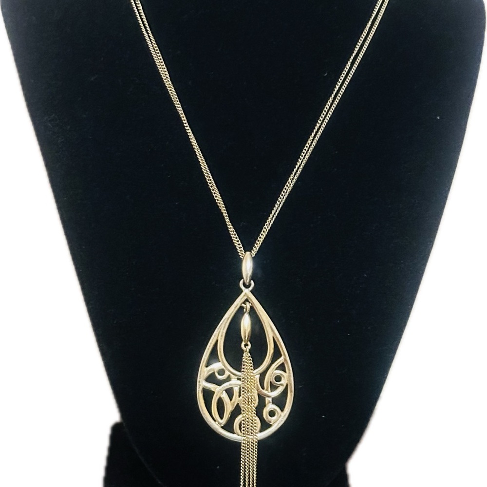 Elegant Gold Pendant Necklace